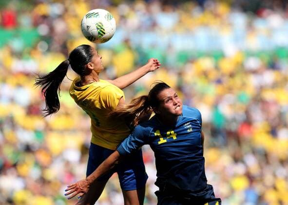 (160816) -- RIO DE JANEIRO, Aug. 16, 2016 -- Sweden s Emilia Appelqvist (R) vies for a header with Brazil s Andressa Alves during a women s semifinal of Football at the 2016 Rio Olympic Games Olympische Spiele Olympia OS in Rio de Janeiro, Brazil, on Aug. 16, 2016. Brazil lost 3-4 on penalty kicks. )(xr) (SP)BRAZIL-RIO DE JANEIRO-OLYMPICS-FOOTBALL XuxZijian 