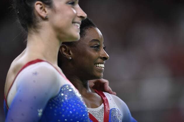 (160816) -- RIO DE JANEIRO, Aug. 16, 2016 -- Simone Biles (R) of the United States of America reacts after the women s floor exercise final of Artistic Gymnastics at the 2016 Rio Olympic Games Olympische Spiele Olympia OS in Rio de Janeiro, Brazil, on Aug. 16, 2016. Simone Biles won the gold medal. )(xr) (SP)BRAZIL-RIO DE JANEIRO-OLYMPICS-GYMNASTICS WangxPeng 