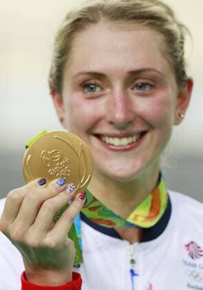 (160816) -- RIO DE JANEIRO, Aug. 16, 2016 -- Gold medalist Britain s Laura Trott shows his medal during the awarding ceremony for the women s omnium competition of Cycling Track at the 2016 Rio Olympic Games Olympische Spiele Olympia OS in Rio de Janeiro, Brazil, on Aug. 16, 2016. )(xr) (SP)BRAZIL-RIO DE JANEIRO-OLYMPICS-CYCLING TRACK RenxZhenglai 