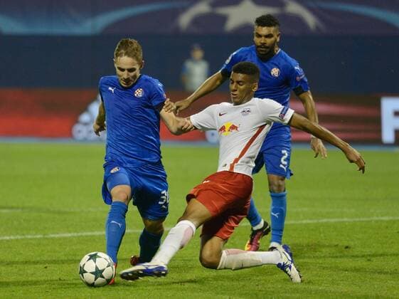 (160816) -- ZAGREB, Aug. 16, 2016 -- Marko Rog of Dinamo Zagreb (L) competes during UEFA Champions League play-off round soccer match against Salzburg at the Maksimir Stadium in Zagreb, Croatia, Aug. 16, 2016. The match ended in a 1-1 draw. ) (SP)CROATIA-ZAGREB-UEFA CHAMPIONS LEAGUE MisoxLisanin 
