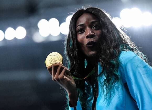 Rio 2016, Rückblick auf olympische Momente (160816) -- RIO DE JANEIRO, Aug. 16, 2016 -- Gold medalist Bahamas s Shaunae Miller attends the awarding ceremony for the women s 400m final of Athletics at the 2016 Rio Olympic Games Olympische Spiele Olympia OS in Rio de Janeiro, Brazil, on Aug. 16, 2016. )(xr) (SP)BRAZIL-RIO DE JANEIRO-OLYMPICS-ATHLETICS LiuxDawei 
