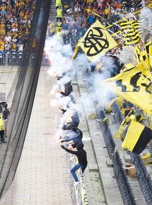 16.08.2016 Stade de Suisse Bern , SCHWEIZ , Saison 2016 2017 Herren Fussball UEFA Champions League Quali Hinspiel BSC Young Boys Bern - Borussia Mönchengladbach YB Fans zünden Pyros vor dem Spiel 