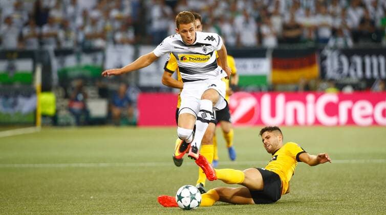 16.08.2016 Stade de Suisse Bern , SCHWEIZ , Saison 2016 2017 Herren Fussball UEFA Champions League Quali Hinspiel BSC Young Boys Bern - Borussia Mönchengladbach Thorgan Hazard (li,Gladbach) gegen Leonardo Bertone (Young Boys) 