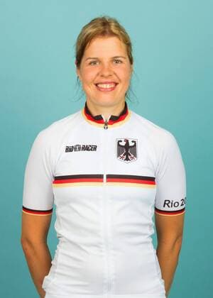 Olympia 2016 - Radrennfahren: Romy Kasper bei einem Fototermin in Erfurt am 25.06.2016. Studio Studioaufnahme Radsport Strassenfahren Radrennen Olympia Rio2016 Einzelbild Einzelfigur Halbkoerper Hochformat Kamerablick Erfurt Copyright: xEibner-Pressefotox EP_pub