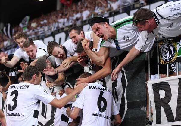 Fussball Champions League Qualifikation Saison 2016 2017 16.08.2016 BSC Young Boys Bern - Borussia Moenchengladbach JUBEL Borussia Moenchengladbach; nach dem Tor zum 1-3 feiert das Team bei den Fans vor dem im Gaestefanblock des Stade de Suisse in Bern. Andreas Christensen und Christoph Kramer (v.li.) 