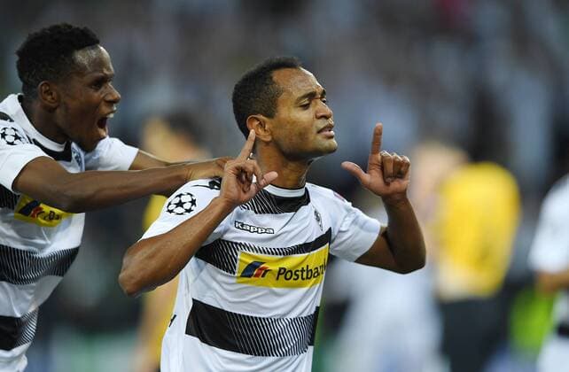 Fussball Champions League Qualifikation Saison 2016 2017 16.08.2016 BSC Young Boys Bern - Borussia Moenchengladbach JUBEL Borussia Moenchengladbach; zweifacher Torschuetze Raffael (re) mit Ibrahima Traore 