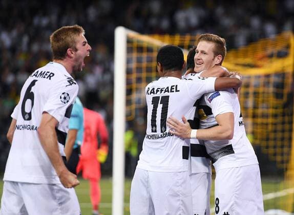 Fussball Champions League Qualifikation Saison 2016 2017 16.08.2016 BSC Young Boys Bern - Borussia Moenchengladbach JUBEL Borussia Moenchengladbach; Torschuetze zum 1-2 Andre Hahn (re) umarmt Raffael (mitte) und Christoph Kramer (v.re.) 