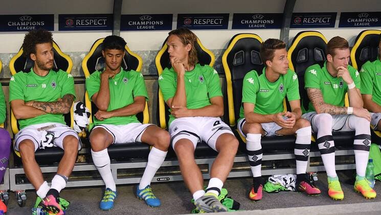 Fussball Champions League Qualifikation Saison 2016 2017 16.08.2016 BSC Young Boys Bern - Borussia Moenchengladbach Ersatzbank Gladbach; Fabian Johnson, Mahmoud Dahoud, Jannik Vestergaard, Patrick Herrmann und Andre Hahn (v.li.) 