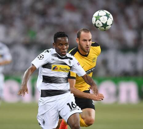 Fussball Champions League Qualifikation Saison 2016 2017 16.08.2016 BSC Young Boys Bern - Borussia Moenchengladbach Ibrahima Traore (li, Borussia Moenchengladbach) gegen Jan Lecjaks (BSC Young Boys Bern) 