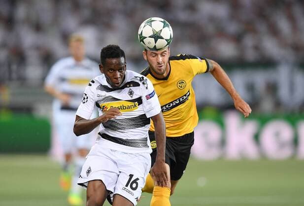 Fussball Champions League Qualifikation Saison 2016 2017 16.08.2016 BSC Young Boys Bern - Borussia Moenchengladbach Ibrahima Traore (li, Borussia Moenchengladbach) gegen Jan Lecjaks (BSC Young Boys Bern) 