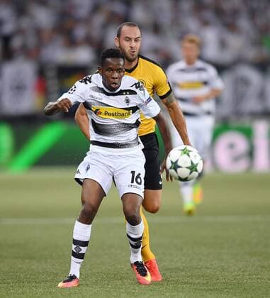 Fussball Champions League Qualifikation Saison 2016 2017 16.08.2016 BSC Young Boys Bern - Borussia Moenchengladbach Ibrahima Traore (vorn, Borussia Moenchengladbach) gegen Jan Lecjaks (BSC Young Boys Bern) 