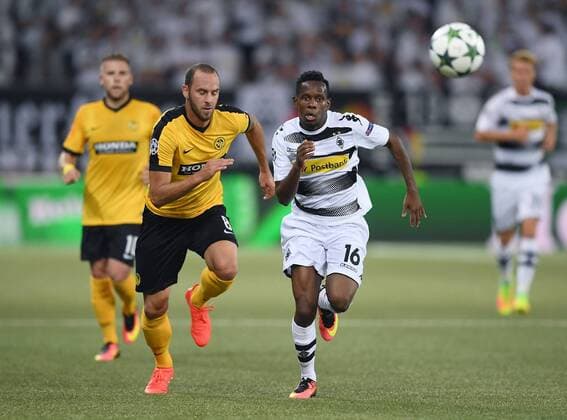 Fussball Champions League Qualifikation Saison 2016 2017 16.08.2016 BSC Young Boys Bern - Borussia Moenchengladbach Ibrahima Traore (re, Borussia Moenchengladbach) gegen Jan Lecjaks (li, BSC Young Boys Bern) 