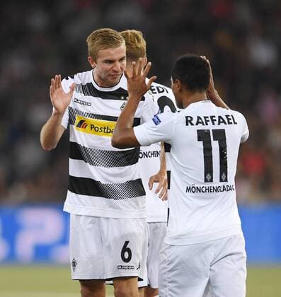 Fussball Champions League Qualifikation Saison 2016 2017 16.08.2016 BSC Young Boys Bern - Borussia Moenchengladbach JUBEL Borussia Moenchengladbach; Christoph Kramer (li) klatscht Torschuetze zum 0-1 Raffael (re) ab 