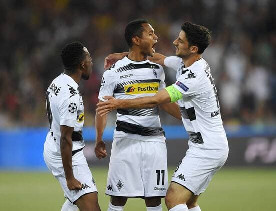 Fussball Champions League Qualifikation Saison 2016 2017 16.08.2016 BSC Young Boys Bern - Borussia Moenchengladbach JUBEL Borussia Moenchengladbach; Lars Stindl (re) umarmt Torschuetze zum 0-1 Raffael (Mitte) und Ibrahima Traore (li) 