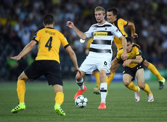 Fussball Champions League Qualifikation Saison 2016 2017 16.08.2016 BSC Young Boys Bern - Borussia Moenchengladbach Christoph Kramer (Mitte, Borussia Moenchengladbach) gegen Milan Vilotic (li, BSC Young Boys Bern) 