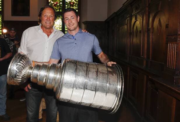 Der deutsche NHL Eishockey Herren USA Star und Stanley Cup Sieger (Pittsburgh Pinguins) Tom Kuehnhackl (Sohn von Eishockey Legende Erich Kuehnhackl) beim Eintrag ins Goldene Buch der Stadt Landshut mit Oberbuergermeister Hans RAMPF Eishockey 2016 Deutschland, Deutsche Eishockey Nationalmannschaft DEB , Landshut, Deutschland 16.08.2016