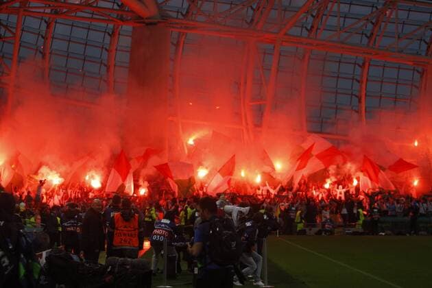 17.08.2016. Aviva Stadium, Dublin, Ireland. UEFA Champions League 2016-17 Play-Off. Dundalk v Legia Warsaw. Legia Warsaw fans light up the Aviva Stadium with flares. xAshleyxCahillx  ActionPlus11776330