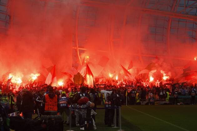 17.08.2016. Aviva Stadium, Dublin, Ireland. UEFA Champions League 2016-17 Play-Off. Dundalk v Legia Warsaw. Legia Warsaw fans light up the Aviva Stadium with flares. xAshleyxCahillx  ActionPlus11776331