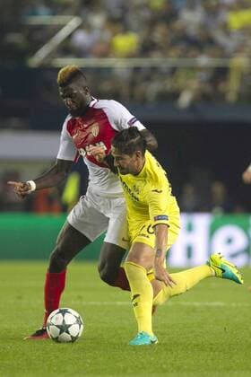 Villarreal FC s Brazilian striker Alexandre Pato (R) fights for the ball with AS Monaco midfielder Tiémoué Bakayoko (L) during their UEFA Champions League playoff first leg match between Villarreal and AS Monaco played at El Madrigal stadium in Villarreal, Castellon, eastern of Spain on 17 August 2016. Villarreal FC vs AS Monaco !ACHTUNG: NUR REDAKTIONELLE NUTZUNG!  20160817-636070668294222267