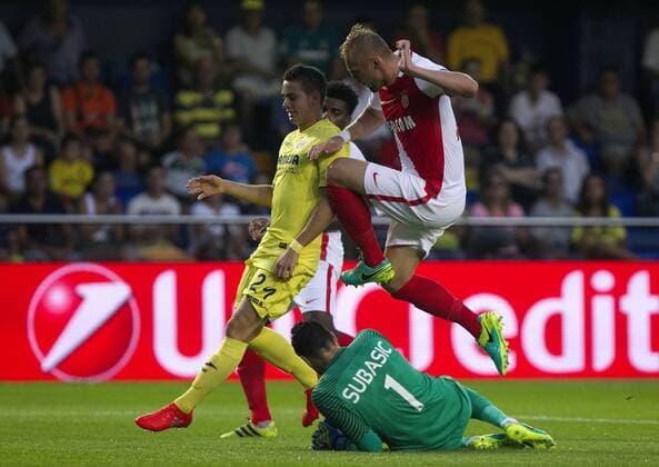 Villarreal FC s forward Rafael Santos Borré (L) fights for the ball with AS Monaco goalkeeper Subasic (C) during their UEFA Champions League playoff first leg match between Villarreal and AS Monaco played at El Madrigal stadium in Villarreal, Castellon, eastern of Spain on 17 August 2016. Villarreal FC vs AS Monaco !ACHTUNG: NUR REDAKTIONELLE NUTZUNG!  20160817-636070690349215188