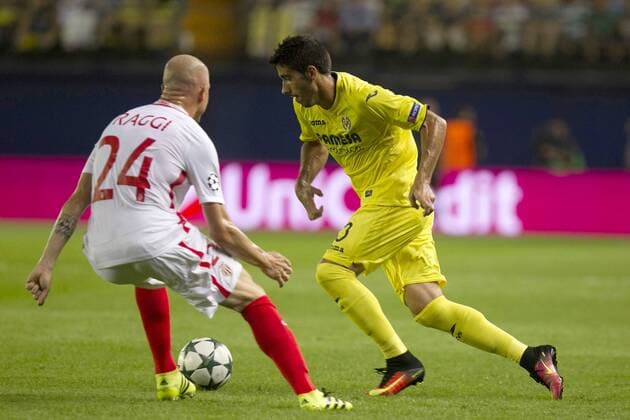 Villarreal FC s defender Jose Angel (R) fights for the ball with AS Monaco defender Raggi (L) during their UEFA Champions League playoff first leg match between Villarreal and AS Monaco played at El Madrigal stadium in Villarreal, Castellon, eastern of Spain on 17 August 2016. Villarreal FC vs AS Monaco !ACHTUNG: NUR REDAKTIONELLE NUTZUNG!  20160817-636070691048719188