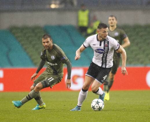 17.08.2016. Aviva Stadium, Dublin, Ireland. UEFA Champions League 2016-17 Play-Off. Dundalk versus Legia Warsaw. Andy Boyle gets away from Nemanja Nikolic. xAshleyxCahillx  ActionPlus11776334