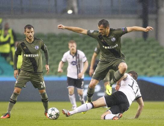 17.08.2016. Aviva Stadium, Dublin, Ireland. UEFA Champions League 2016-17 Play-Off. Dundalk versus Legia Warsaw. Patrick McEleney slides in on Tomasz Jodlowiec. xAshleyxCahillx  ActionPlus11776335