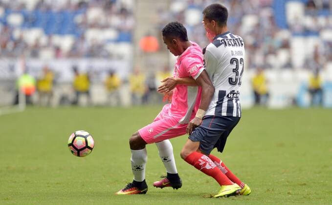 Rayados de Monterrey player Daniel Parra (R) and Arabe Unido player Edgar Barcenas (L) fight for the ball during their Liga de Campeones de Concacaf match at the BBVA Stadium in Monterrey, Mexico, 17 August 2016. EFE Miguel Sierra MONTERREY VS. ARABE UNIDO DE PANAMA !ACHTUNG: NUR REDAKTIONELLE NUTZUNG!  MEX002 20160818-636070856340110679