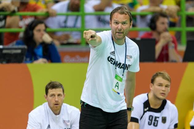 Bundestrainer Dagur Sigurdsson (GER) mit Martin Strobel (GER, 19) und Paul Drux (GER, 95) im Viertelfinale gegen Katar bei den olympischen Sommerspiele 2016 am 17.08.2016, Rio de Janeiro Copyright: xSchueler Eibner-Pressefotox EP_JSE