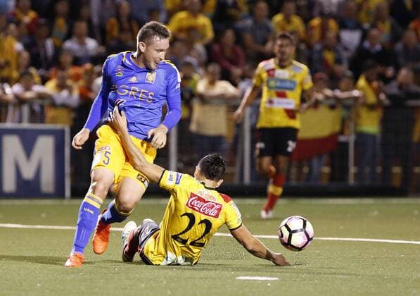 Herediano Jose Cubero (R) vies for the ball with Fernando Fernandez (L) of Tigres during their Concacaf Champions League soccer match between Herediano of Costa Rica and Tigres of Mexico in San Jose, Costa Rica, 17 August 2016. Herediano vs. Tigres !ACHTUNG: NUR REDAKTIONELLE NUTZUNG!  SJS04 20160818-636070985606907901