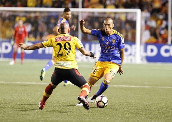 Herediano Esteban Ramirez (L) vies for the ball with Jorge Torres (R) of Tigres during their Concacaf Champions League soccer match between Herediano of Costa Rica and Tigres of Mexico in San Jose, Costa Rica, 17 August 2016. Herediano vs. Tigres !ACHTUNG: NUR REDAKTIONELLE NUTZUNG!  SJS04 20160818-636070985625627901