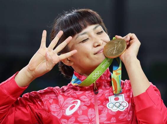 Rio 2016, Rückblick auf olympische Momente Bilder des Tages - SPORT Rio 2016, Ringen Damen bis 58kg, Olympiasiegerin Kaori Icho Olympics: Icho wins 58-kg gold in women s wrestling Japan s Kaori Icho kisses her gold medal during the award ceremony for the women s freestyle wrestling 58-kilogram class at the Rio de Janeiro Olympics on Aug. 17, 2016. Icho defeated Valeriia Koblova Zholobova of Russia in the final to win Olympic gold for the fourth consecutive time. 