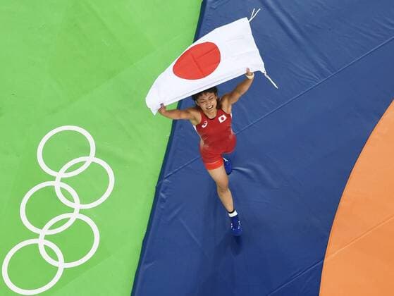 Rio 2016, Ringen Damen bis 58kg, Olympiasiegerin Kaori Icho Olympics: Icho celebrates gold in women s wrestling Japan s Kaori Icho celebrates with her country s national flag after winning the women s freestyle wrestling 58-kilogram final at the Rio de Janeiro Olympics on Aug. 17, 2016. Icho won her fourth consecutive Olympic gold medal. (Photo taken with camera set up on the ceiling) 