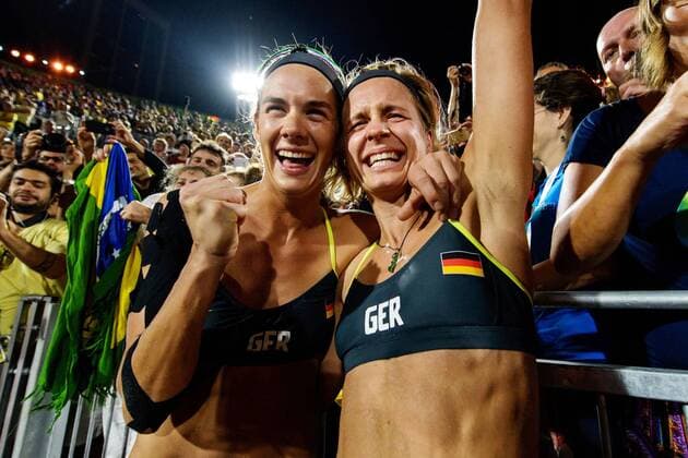 Rio 2016, Deutsche Medaillengewinner Rio 2016, Beachvolleyball, Damen, Ludwig und Walkenhorst sind Olympiasieger Kira Walkenhorst und Laura Ludwig (GER) feiern den Sieg mit den Fans nach dem Beachvolleyballl Finale bei den olympischen Sommerspiele 2016 am 17.08.2016, Rio de Janeiro Copyright: xSchülerx xEibner-Pressefotox EP_jse