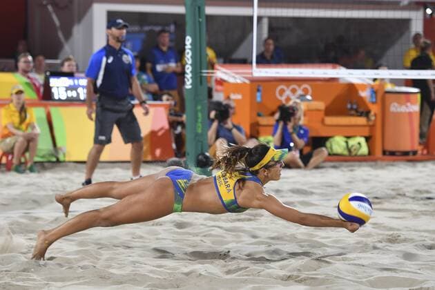 Rio 2016, Beachvolleyball Damen Finale, Deutschland - Brasilien BARBARA (BRA), Aktion, Beachvolleyball, Beach volleyball Beachvolleyball Finale der Frauen, women s final. Ludwig Walkenhorst (GER) vs Agatha Barbara (BRA) 2-0. Beach Volleyball Arena,am 18.08.2016. Olympische Sommerspiele 2016, vom 05.08. - 21.08.2016 in Rio de Janeiro Brasilien. Â