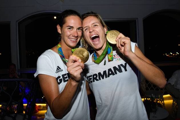 Rio 2016, Deutsche Medaillengewinner 18.08.2016, Rio de Janeiro, Hotel Caesars Park Beachvolleyball, Olympische Spiele, Siegerehrung Kira Walkenhorst ( 2 GER), Laura Ludwig ( 1 GER) mit Medaillen Goldmedaillen