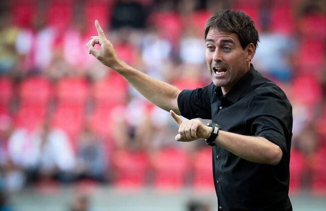 Anderlecht s head coach Rene Weiler gestures during the first leg match of the playoff round between Belgian first league soccer team RSC Anderlecht and Czech team Slavia Prague in the Europa League competition, on Thursday 18 August 2016, in Prague, Czech Republic. VIRGINIExLEFOUR  x04913669x