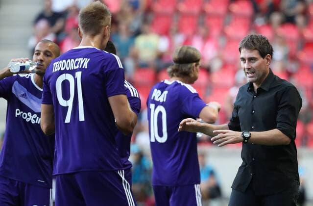 Anderlecht s head coach Rene Weiler gestures during the first leg match of the playoff round between Belgian first league soccer team RSC Anderlecht and Czech team Slavia Prague in the Europa League competition, on Thursday 18 August 2016, in Prague, Czech Republic. VIRGINIExLEFOUR  x04913677x