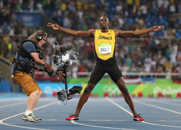 Rio 2016, Leichtathletik, Usain Bolt gewinnt Gold über 200m (160818) -- RIO DE JANEIRO, Aug. 18, 2016 -- Jamaica s Usain Bolt (R) celebrates after the men s 200m final of Athletics at the 2016 Rio Olympic Games Olympische Spiele Olympia OS in Rio de Janeiro, Brazil, on Aug. 18, 2016. Usain Bolt won the gold medal. )(xr) (SP)BRAZIL-RIO DE JANEIRO-OLYMPICS-ATHLETICS LixMing 