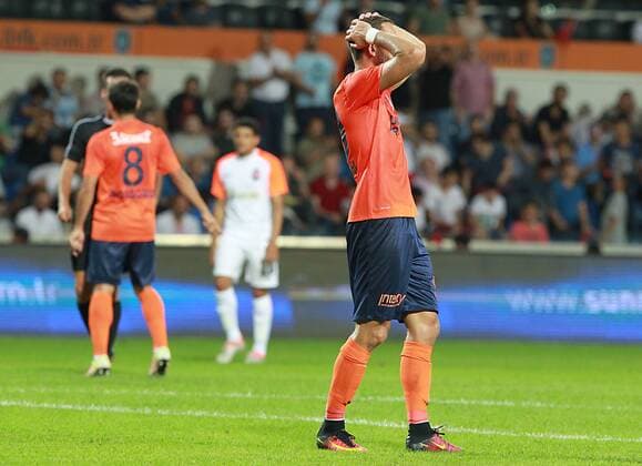 Fußball, EL Quali, Istanbul Basaksehir FK - Schachtar Donezk UEFA Europa league playoff first leg matvh between Baseksehir and Shakhtar Donetsk in Istanbul on August 18 , 2016. Final Score : Basaksehir 1 - Shakhtar Donetsk 2 Pictured: Sokol Cikalleshi of Basaksehir . 