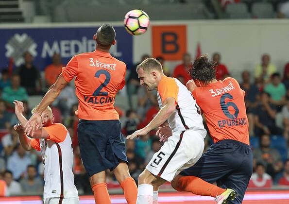 Fußball, EL Quali, Istanbul Basaksehir FK - Schachtar Donezk UEFA Europa league playoff first leg matvh between Baseksehir and Shakhtar Donetsk in Istanbul on August 18 , 2016. Final Score : Basaksehir 1 - Shakhtar Donetsk 2 Pictured: Yalcin Ayhan of Basaksehir and Oleksadr Kucher 5 of Shakhtar Donetsk. 