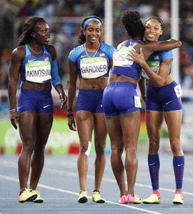 Rio 2016, 4x100m Staffel, Einsamer Wiederholungslauf der US-Damen Olympics: U.S. qualifies for 4x100 relay final after rerun (From L to R) Morolake Akinosun, English Gardner, Tianna Bartoletta and Allyson Felix of the United States celebrate after qualifying for the women s 4x100-meter relay final in a rerun at the Rio de Janeiro Olympics on Aug. 18, 2016. 