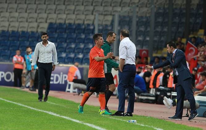 Fußball, EL Quali, Istanbul Basaksehir FK - Schachtar Donezk UEFA Europa league playoff first leg matvh between Baseksehir and Shakhtar Donetsk in Istanbul on August 18 , 2016. Final Score : Basaksehir 1 - Shakhtar Donetsk 2 Pictured: Coach Abdullah Avci and Emre Belozoglu of Basaksehir. 