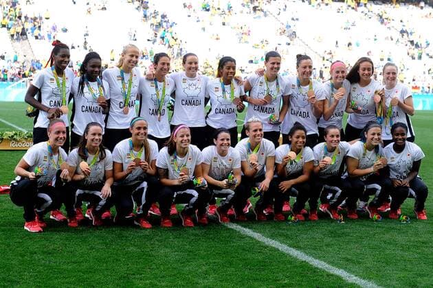 Bilder des Tages - SPORT Rio 2016, Fußball Damen Spiel um Platz 3, Brasilien - Kanada The Canadian players celebrate their victory and the bronze medal against Brazil after their Olympic Games Olympische Spiele Olympia OS Rio 2016 Women s match at the Corinthans Arena in Sao Paulo, Brazil, 19 August 2016. BRAZIL OUT WOMEN S BRONZE MEDAL MATCH BRAZIL VS. CANADA !ACHTUNG: NUR REDAKTIONELLE NUTZUNG!  RIO013 20160819-636072378124519497