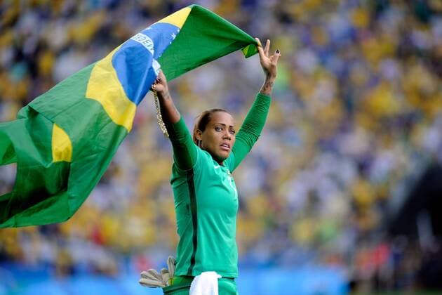 Rio 2016, Fußball Damen Spiel um Platz 3, Brasilien - Kanada The Brazilian goalkeeper Barbara greets the supporters after losing the bronze medal against Canada after their Olympic Games Olympische Spiele Olympia OS Rio 2016 Women s match at the Corinthans Arena in Sao Paulo, Brazil, 19 August 2016. BRAZIL OUT WOMEN S BRONZE MEDAL MATCH BRAZIL VS. CANADA !ACHTUNG: NUR REDAKTIONELLE NUTZUNG!  RIO013 20160819-636072388075275833