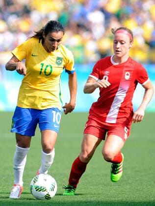 Rio 2016, Fußball Damen Spiel um Platz 3, Brasilien - Kanada Brazilian player Marta (L) goes for a header against Diana Matheson (R) of Canada during their Olympic Games Olympische Spiele Olympia OS Rio 2016 Women s Bronze Medal match at the Corinthans Arena in Sao Paulo, Brazil, 19 August 2016. BRAZIL OUT WOMEN S BRONZE MEDAL MATCH BRAZIL VS. CANADA !ACHTUNG: NUR REDAKTIONELLE NUTZUNG!  RIO006 20160819-636072391315039833
