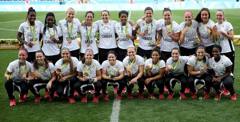 Rio 2016, Fußball Damen Spiel um Platz 3, Brasilien - Kanada (160819) -- RIO DE JANEIRO, Aug. 19, 2016 -- Players of Canada pose for a photo at the awarding ceremony of the women s football bronze medal match between Brazil and Canada at the 2016 Rio Olympic Games Olympische Spiele Olympia OS in Rio de Janeiro, Brazil, on Aug. 19, 2016. Canada beat Brazil with 2:1. )(dh) (SP)BRAZIL-RIO DE JANEIRO-OLYMPICS-FOOTBALL LixMing 