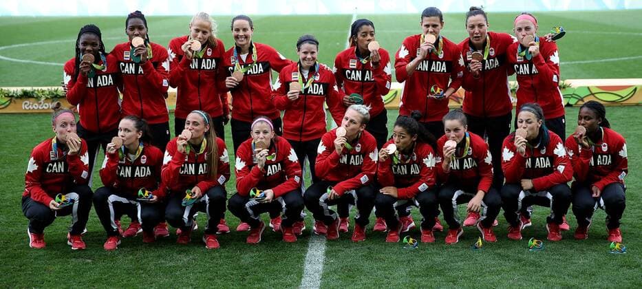 Rio 2016, Fußball Damen Spiel um Platz 3, Brasilien - Kanada (160819) -- RIO DE JANEIRO, Aug. 19, 2016 -- Players of Canada pose for a photo at the awarding ceremony of the women s football bronze medal match between Brazil and Canada at the 2016 Rio Olympic Games Olympische Spiele Olympia OS in Rio de Janeiro, Brazil, on Aug. 19, 2016. Canada beat Brazil with 2:1. )(dh) (SP)BRAZIL-RIO DE JANEIRO-OLYMPICS-FOOTBALL LixMing 