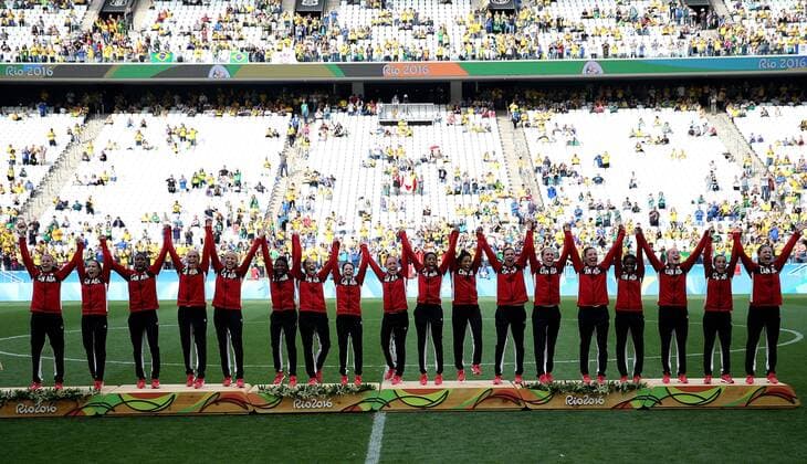 Rio 2016, Fußball Damen Spiel um Platz 3, Brasilien - Kanada (160819) -- RIO DE JANEIRO, Aug. 19, 2016 -- Players of Canada attend at the awarding ceremony of the women s football bronze medal match between Brazil and Canada at the 2016 Rio Olympic Games Olympische Spiele Olympia OS in Rio de Janeiro, Brazil, on Aug. 19, 2016. Canada beat Brazil with 2:1. )(dh) (SP)BRAZIL-RIO DE JANEIRO-OLYMPICS-FOOTBALL LixMing 