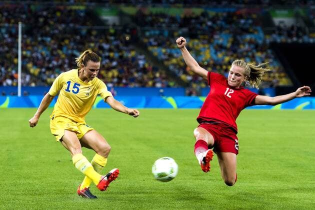 Rio 2016, Fußball Damen Finale, Deutschland - Schweden 160819 SWE Jessica Samuelsson GERs Tabea Kemme i SWE and GER 19 august 2016 OS i Rio de Janeiro.  Copyright: DANIELxSTILLER BB160819DS034